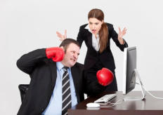 Frau und Mann streiten sich im Büro