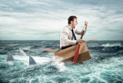 Mann in kleinem Boot im Meer - Krisen Coaching